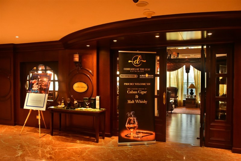 Smoky night at the Candles Lounge - Hilton Beirut Metropolitan Palace